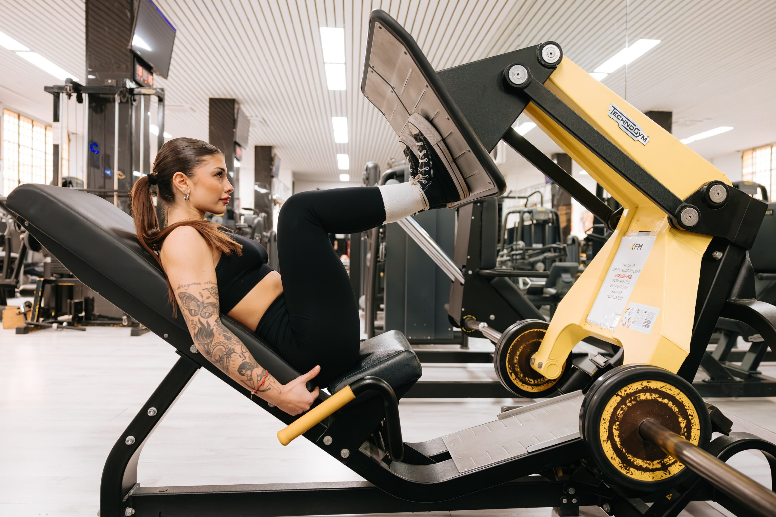 allenamento-leg-press-palestra-performance-bologna Donna durante un allenamento alla leg press nella sala pesi di Palestra Performance a Bologna